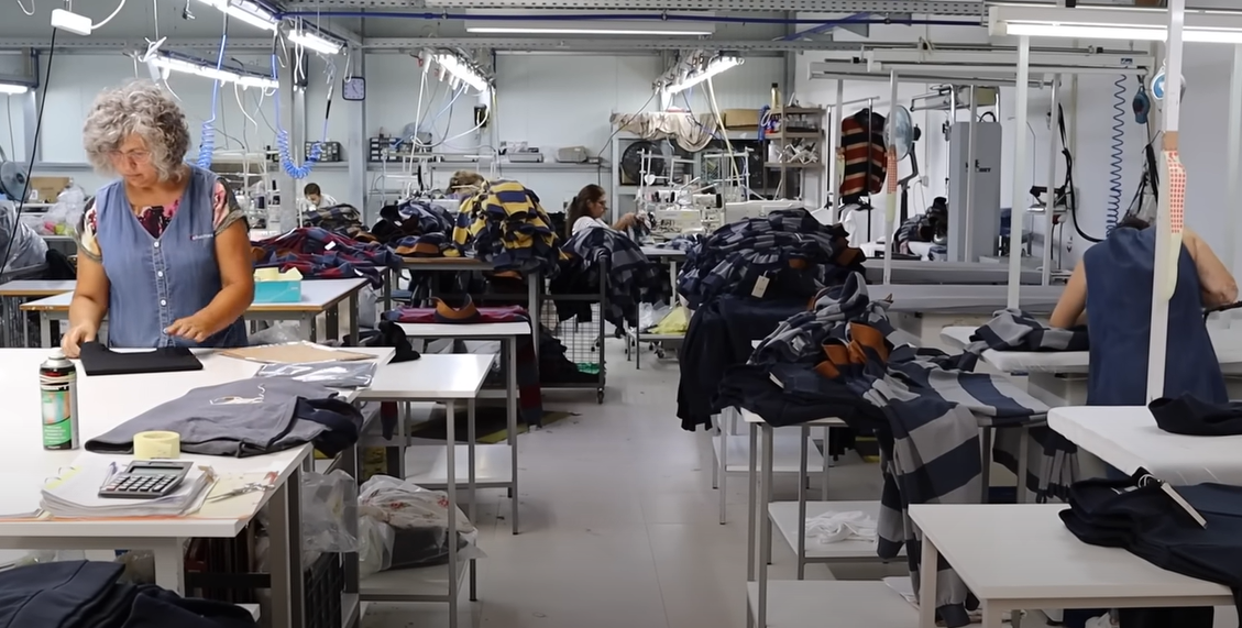 Fábrica de camisetas de algodón sale